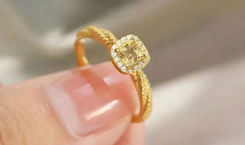 What is the difference between citrine and yellow topaz ?